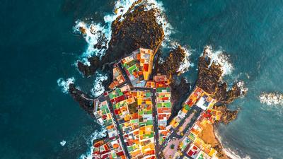 一年四季都有鲜艳的色彩!  |  鸟瞰克鲁斯港色彩斑斓的房屋，特内里费岛，西班牙 (© Marco Bottigelli/Getty Images) - 2024/02/19