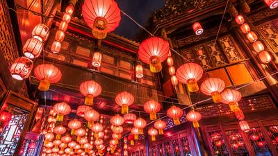 点亮一盏明灯，愿您万事顺意！  |  锦里街上悬挂的红色中国灯笼，成都，中国四川省 (© Philippe LEJEANVRE/Getty images) - 2024/02/24